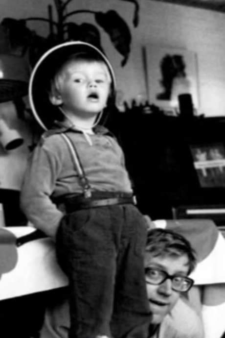 After his father’s suicide, a son browses the three thousand negatives the renowned photographer left behind. In the images he finds love, loss and a chance for reconciliation, highlighted by a haunting self‑portrait of his father appearing terrified. The son follows the clues, confronting the lingering emptiness and the mystery of his father’s fear.